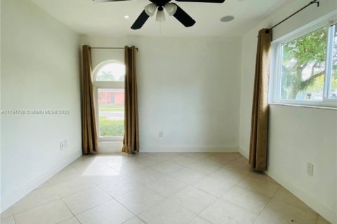 Casa en venta en Cutler Bay, Florida, 4 dormitorios, 244.7 m2 № 2000232 - foto 15