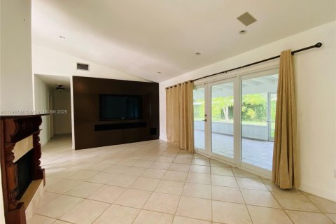 Casa en venta en Cutler Bay, Florida, 4 dormitorios, 244.7 m2 № 2000232 - foto 6