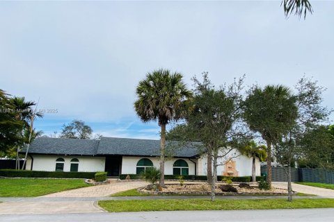 Casa en venta en Cutler Bay, Florida, 4 dormitorios, 244.7 m2 № 2000232 - foto 2