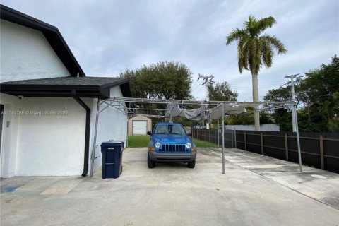 Casa en venta en Cutler Bay, Florida, 4 dormitorios, 244.7 m2 № 2000232 - foto 30