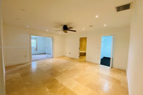Casa en venta en Cutler Bay, Florida, 4 dormitorios, 244.7 m2 № 2000232 - foto 11