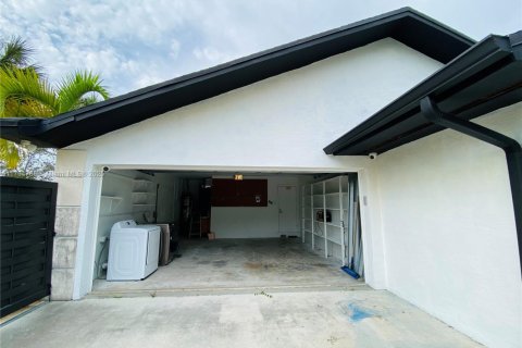 Casa en venta en Cutler Bay, Florida, 4 dormitorios, 244.7 m2 № 2000232 - foto 24