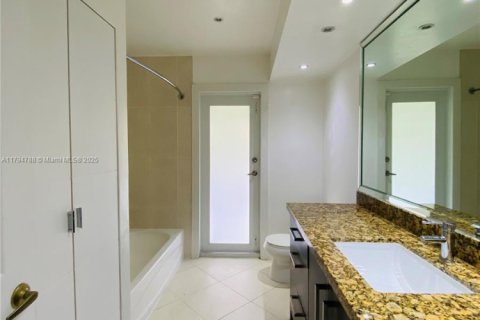 Casa en venta en Cutler Bay, Florida, 4 dormitorios, 244.7 m2 № 2000232 - foto 21