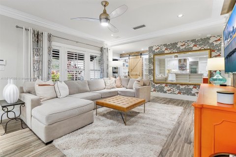 House in Coral Gables, Florida 3 bedrooms, 146.69 sq.m. № 1768243 - photo 3