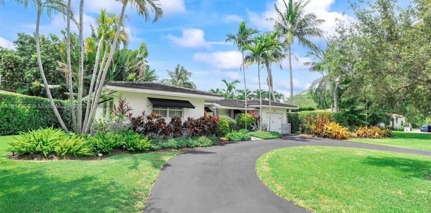 House in Coral Gables, Florida 3 bedrooms, 146.69 sq.m. № 1768243
