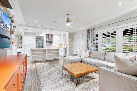 House in Coral Gables, Florida 3 bedrooms, 146.69 sq.m. № 1768243 - photo 18