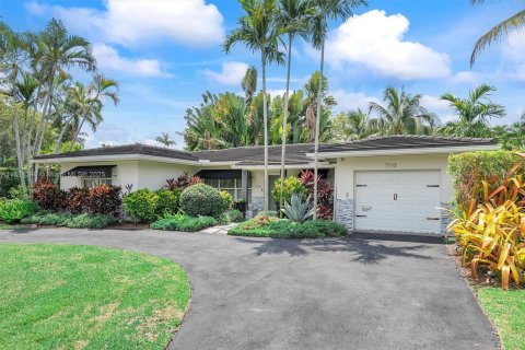 House in Coral Gables, Florida 3 bedrooms, 146.69 sq.m. № 1768243 - photo 14