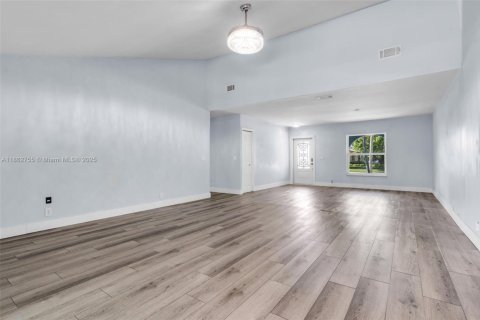 House in Sunrise, Florida 4 bedrooms, 155.98 sq.m. № 1890144 - photo 10
