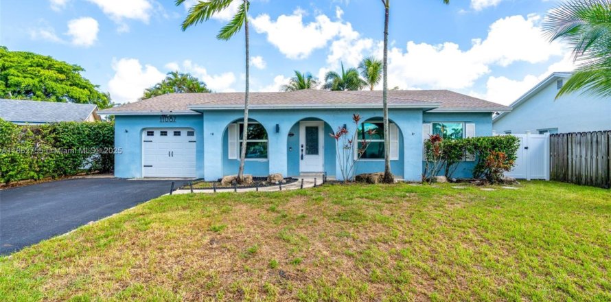 House in Sunrise, Florida 4 bedrooms, 155.98 sq.m. № 1890144