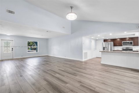 House in Sunrise, Florida 4 bedrooms, 155.98 sq.m. № 1890144 - photo 9