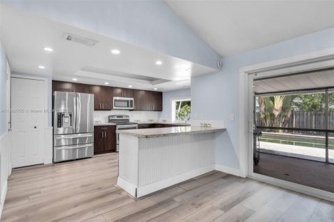 House in Sunrise, Florida 4 bedrooms, 155.98 sq.m. № 1890144 - photo 11
