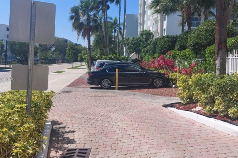 Condominio en venta en Sunny Isles Beach, Florida, 2 dormitorios, 116.59 m2 № 1746048 - foto 3
