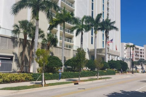 Condominio en venta en Sunny Isles Beach, Florida, 2 dormitorios, 116.59 m2 № 1746048 - foto 2