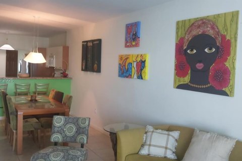 Condominio en venta en Sunny Isles Beach, Florida, 2 dormitorios, 116.59 m2 № 1746048 - foto 21
