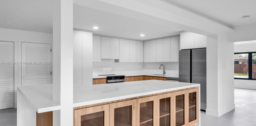 House in Miami Shores, Florida 3 bedrooms, 163.32 sq.m. № 1796982