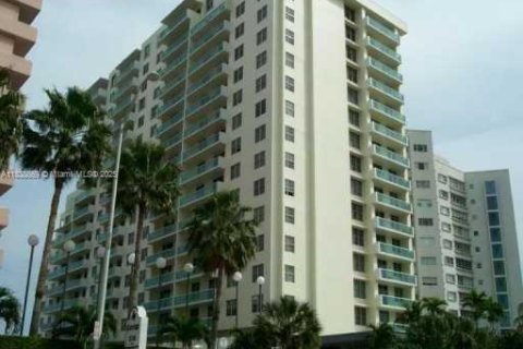 Condo in Miami Beach, Florida, 1 bedroom  № 1828731 - photo 2