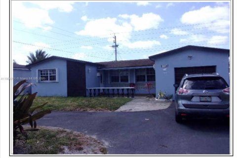 House in Miramar, Florida 3 bedrooms, 163.04 sq.m. № 1893554 - photo 1