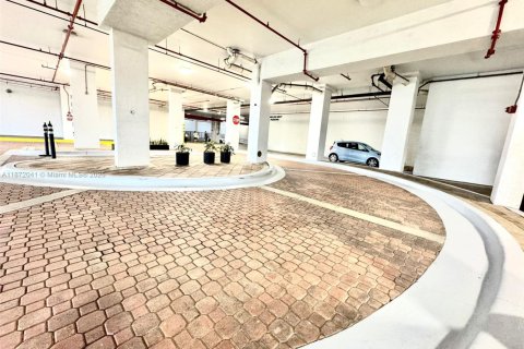 Condo in Hollywood, Florida, 2 bedrooms  № 1920224 - photo 17