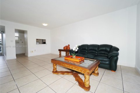 Condo in Aventura, Florida, 1 bedroom № 2152458 - photo 11