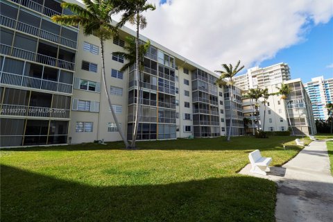 Condo in Aventura, Florida, 1 bedroom № 2152458 - photo 2