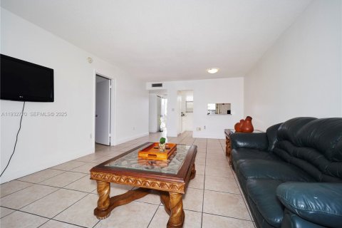 Condo in Aventura, Florida, 1 bedroom № 2152458 - photo 12