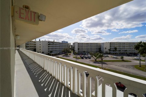 Condo in Aventura, Florida, 1 bedroom № 2152458 - photo 3