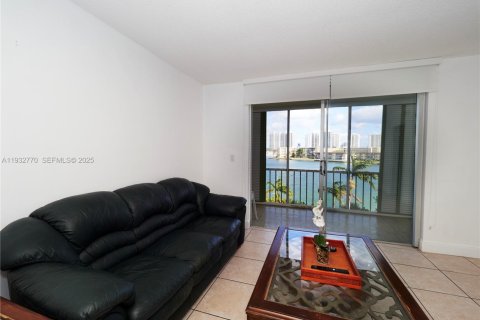Condo in Aventura, Florida, 1 bedroom № 2152458 - photo 16