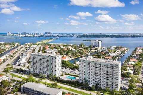 Condominio en venta en North Miami, Florida, 2 dormitorios, 110.37 m2 № 1988146 - foto 8