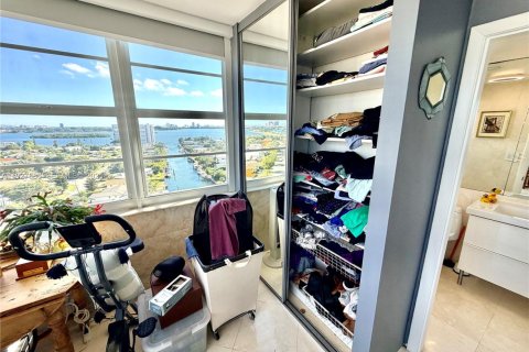 Condominio en venta en North Miami, Florida, 2 dormitorios, 110.37 m2 № 1988146 - foto 24