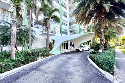 Condominio en venta en North Miami, Florida, 2 dormitorios, 110.37 m2 № 1988146 - foto 9