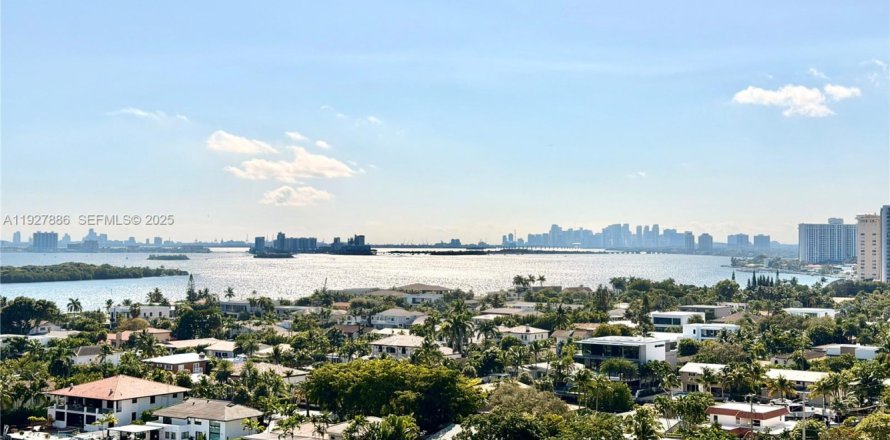 Condominio en North Miami, Florida, 2 dormitorios № 1988146