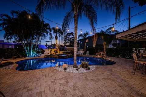 House in Palm Harbor, Florida 5 bedrooms, 305.56 sq.m. № 1716797 - photo 10