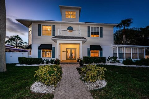 House in Palm Harbor, Florida 5 bedrooms, 305.56 sq.m. № 1716797 - photo 3