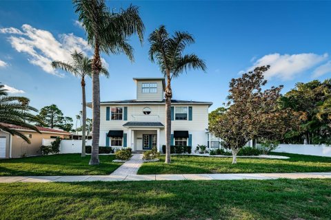 House in Palm Harbor, Florida 5 bedrooms, 305.56 sq.m. № 1716797 - photo 1