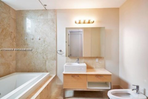 Condo in Miami, Florida, 1 bedroom  № 2001581 - photo 5