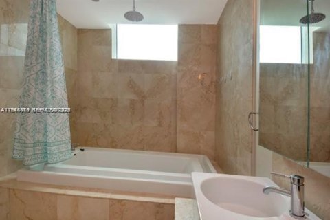 Condo in Miami, Florida, 1 bedroom  № 2001581 - photo 4