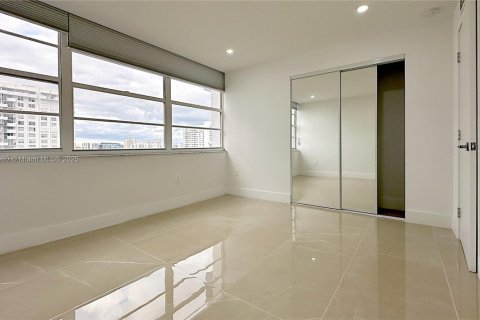 Condo in Aventura, Florida, 2 bedrooms № 2018392 - photo 17