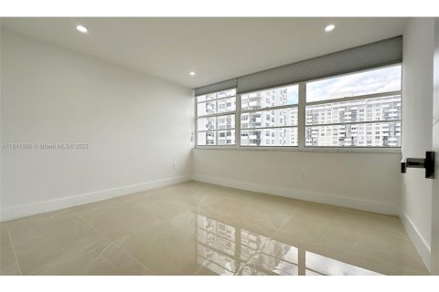 Condo in Aventura, Florida, 2 bedrooms № 2018392 - photo 12