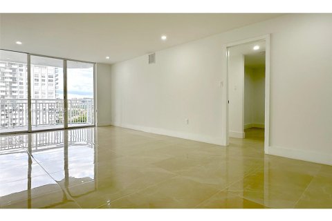 Condo in Aventura, Florida, 2 bedrooms № 2018392 - photo 25