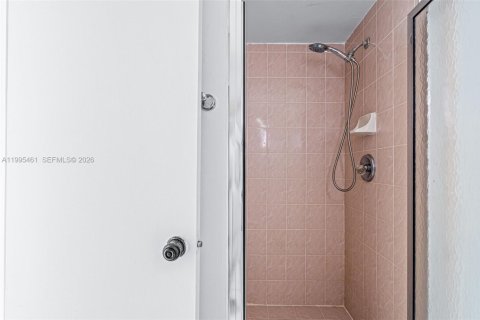 Снять в аренду кондоминиум в Майами, Флорида 2 спальни, 74.14м2, № 2060517 - фото 17