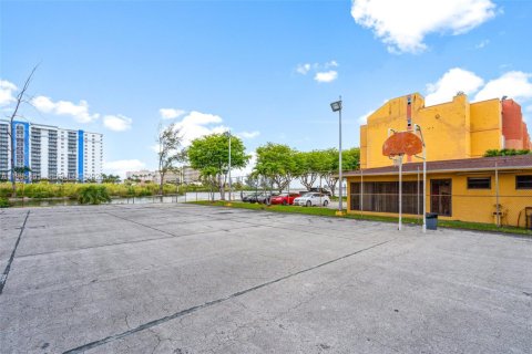 Снять в аренду кондоминиум в Майами, Флорида 2 спальни, 74.14м2, № 2060517 - фото 25