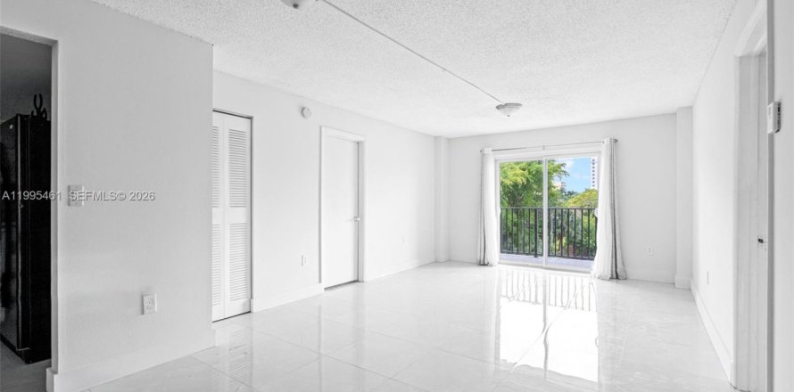 Кондоминиум с 2 спальнями в Майами, Флорида № 2060517