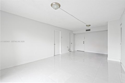 Снять в аренду кондоминиум в Майами, Флорида 2 спальни, 74.14м2, № 2060517 - фото 5