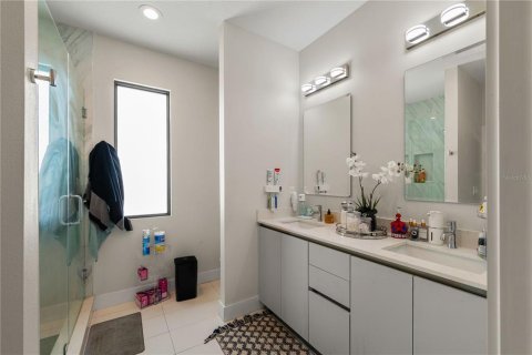 House in Tampa, Florida 4 bedrooms, 217.67 sq.m. № 1901451 - photo 9