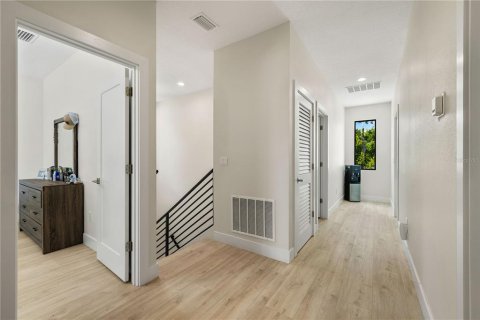 House in Tampa, Florida 4 bedrooms, 217.67 sq.m. № 1901451 - photo 6