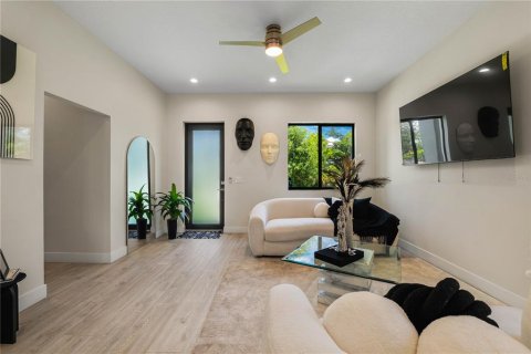 House in Tampa, Florida 4 bedrooms, 217.67 sq.m. № 1901451 - photo 2