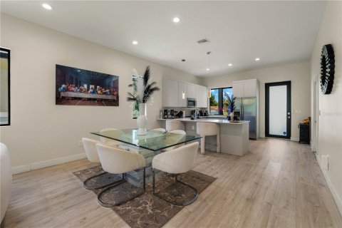 House in Tampa, Florida 4 bedrooms, 217.67 sq.m. № 1901451 - photo 3