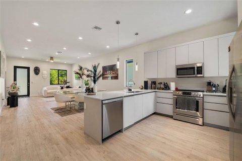 House in Tampa, Florida 4 bedrooms, 217.67 sq.m. № 1901451 - photo 4