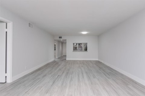 Condo in Pembroke Pines, Florida, 2 bedrooms № 2187201 - photo 16