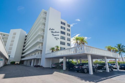 Condo in Lake Park, Florida, 2 bedrooms  № 805242 - photo 1